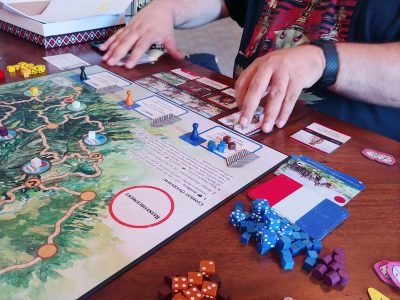 Le Red Burnoose combine la construction de deck avec le wargaming.