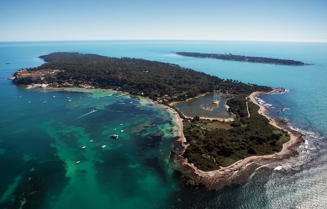 Le Fort royal de l'île Sainte-Marguerite (à gauche sur l'îmage)
