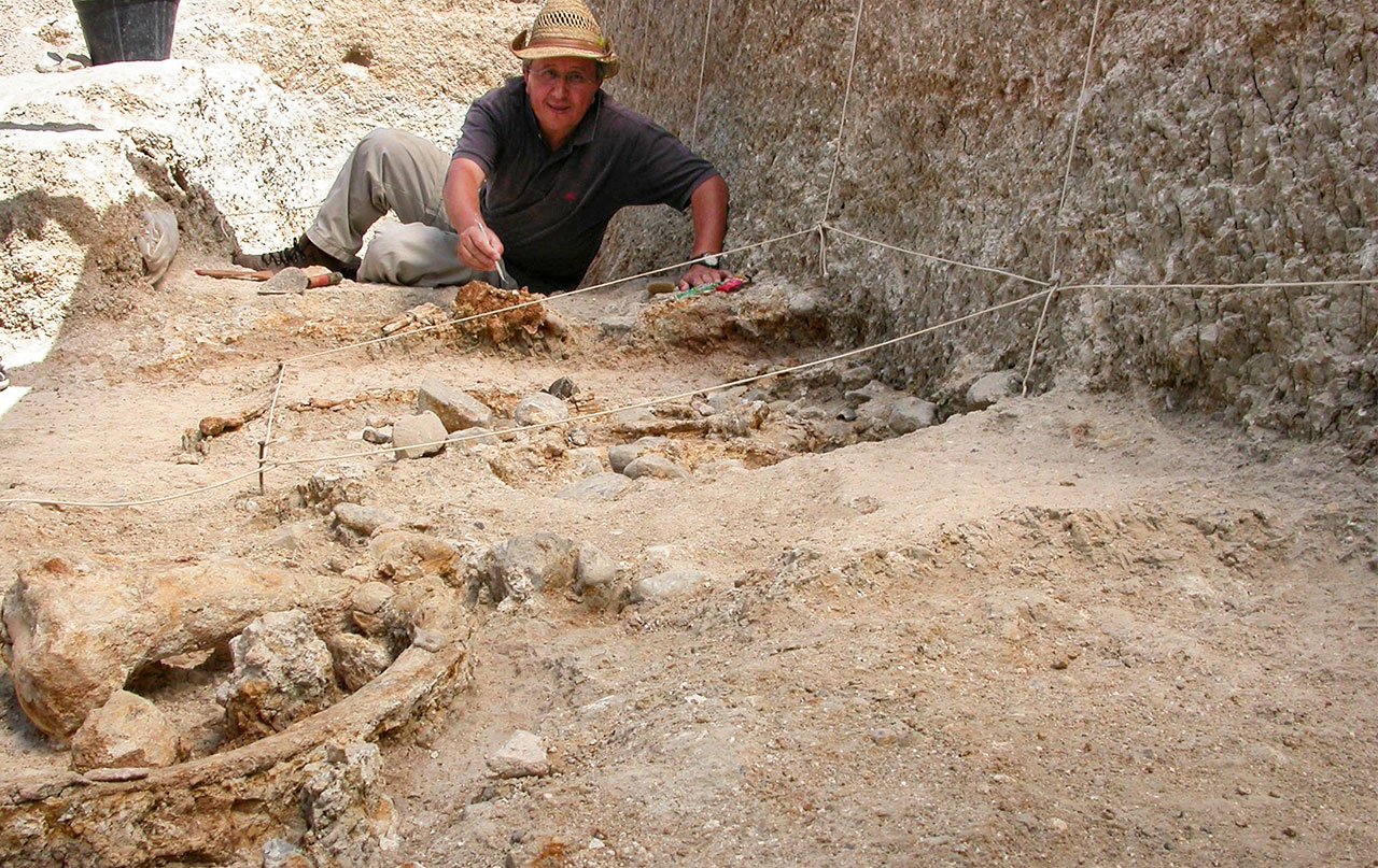 L'archéologue Mohamed Sahnouni exhume les plus anciens outils de pierre connus en Afrique du Nord à Ain Boucherit.M. SAHNOUNI